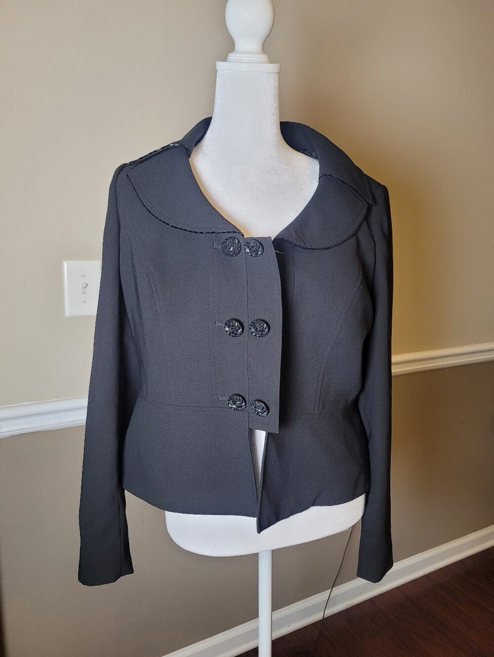 Le Suit Black dressy formal Cropped Women's Jacket with a rounded collar.